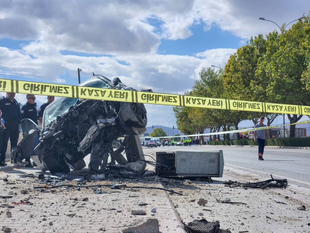 Konya'da kırmızı ışıkta duran otomobil, aracın çarpması ile ikiye bölündü: 1 ölü, 1 yaralı 2