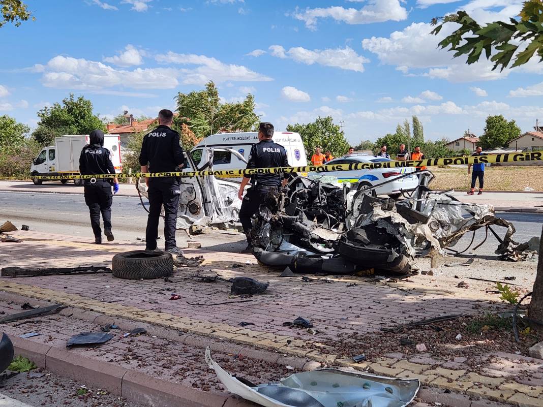 Konya'da kırmızı ışıkta duran otomobil, aracın çarpması ile ikiye bölündü: 1 ölü, 1 yaralı 4