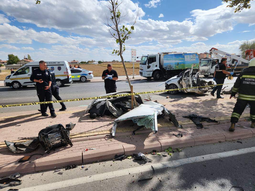 Konya'da kırmızı ışıkta duran otomobil, aracın çarpması ile ikiye bölündü: 1 ölü, 1 yaralı 5