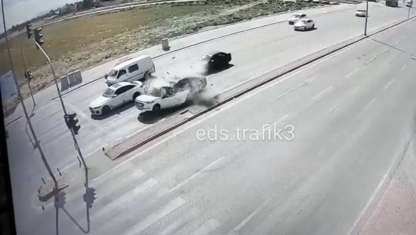 Konya'da kırmızı ışıkta duran otomobil, aracın çarpması ile ikiye bölündü: 1 ölü, 1 yaralı 7