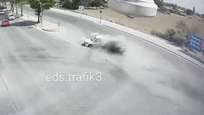 Konya'da kırmızı ışıkta duran otomobil, aracın çarpması ile ikiye bölündü: 1 ölü, 1 yaralı 8