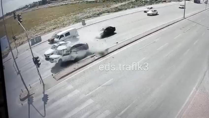 Konya'da kırmızı ışıkta duran otomobil, aracın çarpması ile ikiye bölündü: 1 ölü, 1 yaralı 9