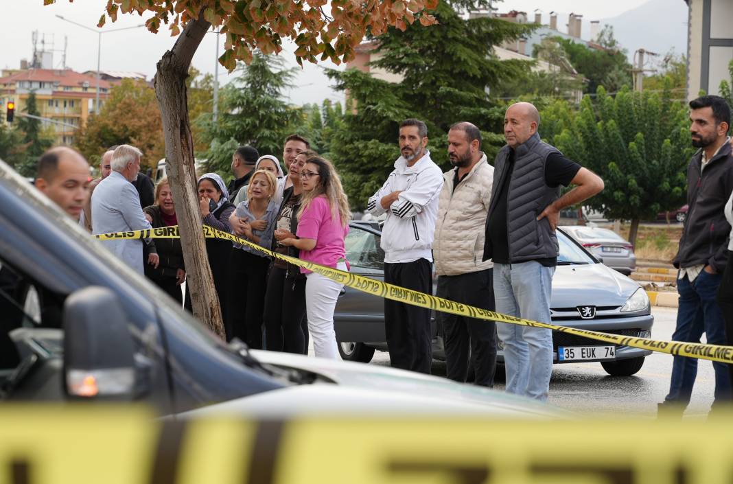 Aracından inip oturduğu bankta intihar etti 1