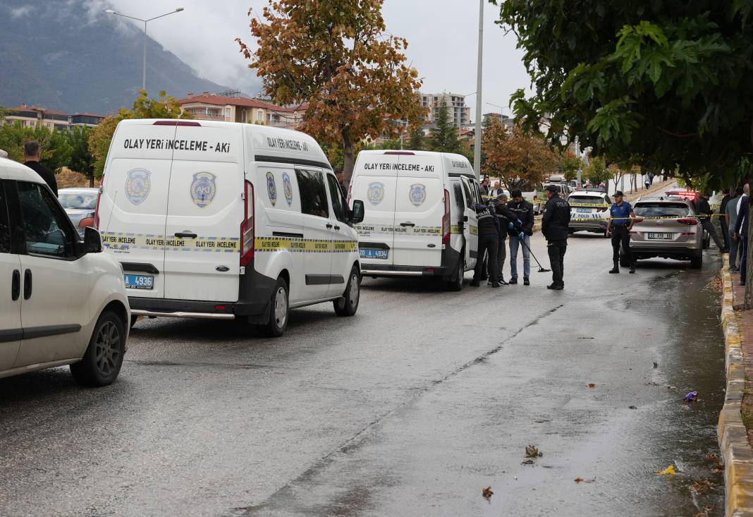 Aracından inip oturduğu bankta intihar etti 3