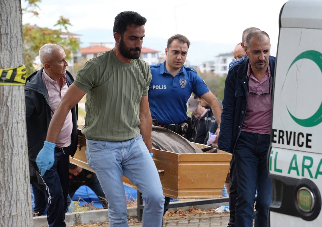 Aracından inip oturduğu bankta intihar etti 9