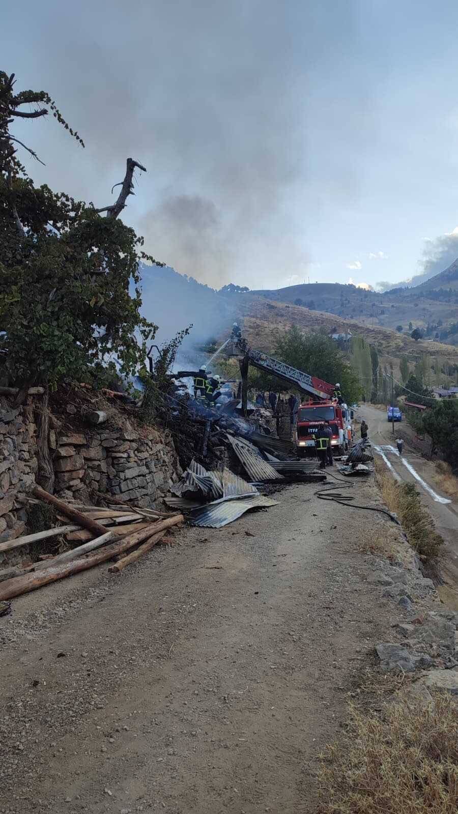 Adana'da yürek yakan olay! 2 kardeş evlerinin altında öldü 2