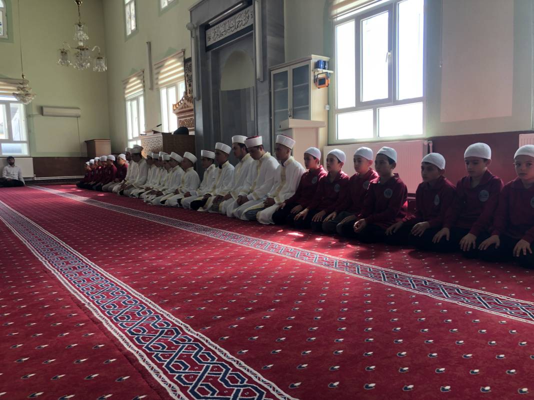 Altınekin Akıncılar’da hafız ve hafizeler için tören 13