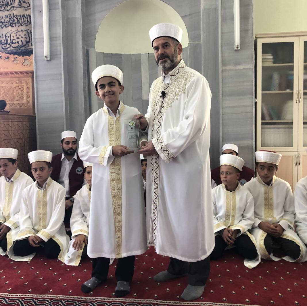 Altınekin Akıncılar’da hafız ve hafizeler için tören 17