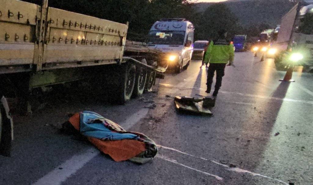 Patlayan lastiği değiştirirken, TIR’ın çarptığı sürücü öldü 2