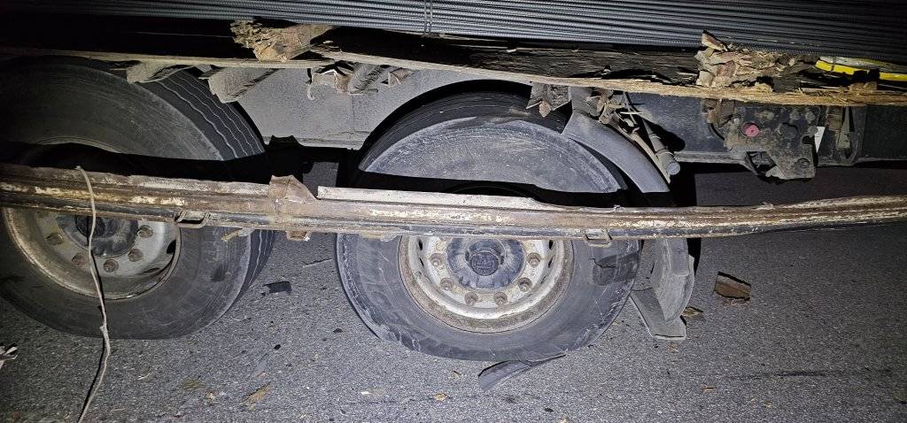 Patlayan lastiği değiştirirken, TIR’ın çarptığı sürücü öldü 4