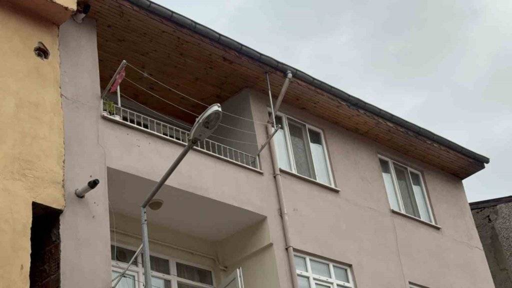 Evde doğurduğu bebeği çöpe atan kadın tutuklandı, bebek ise bulunamadı 2