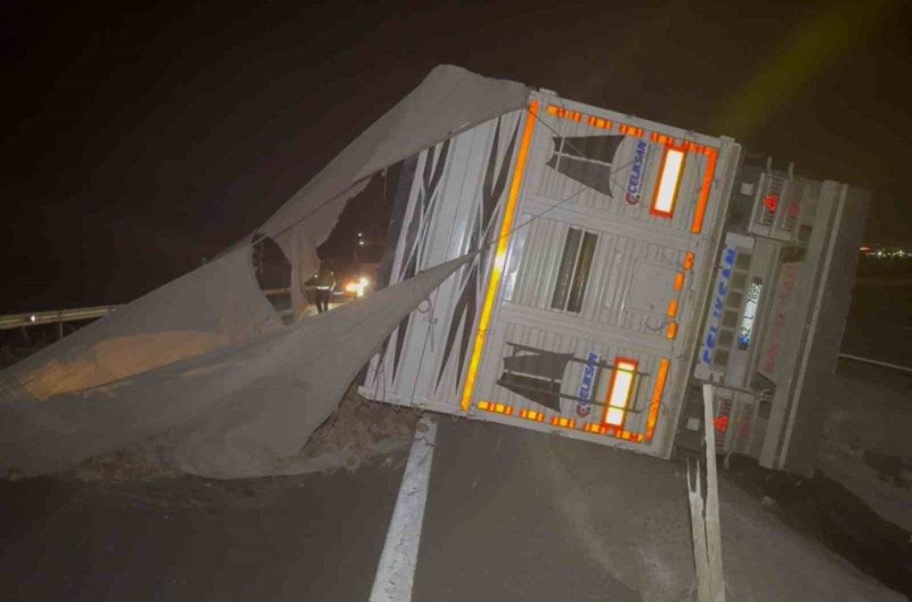 Köpeğe çarpmamak için sürücüsünün manevra yaptığı pancar yüklü tır refüje devrildi 1