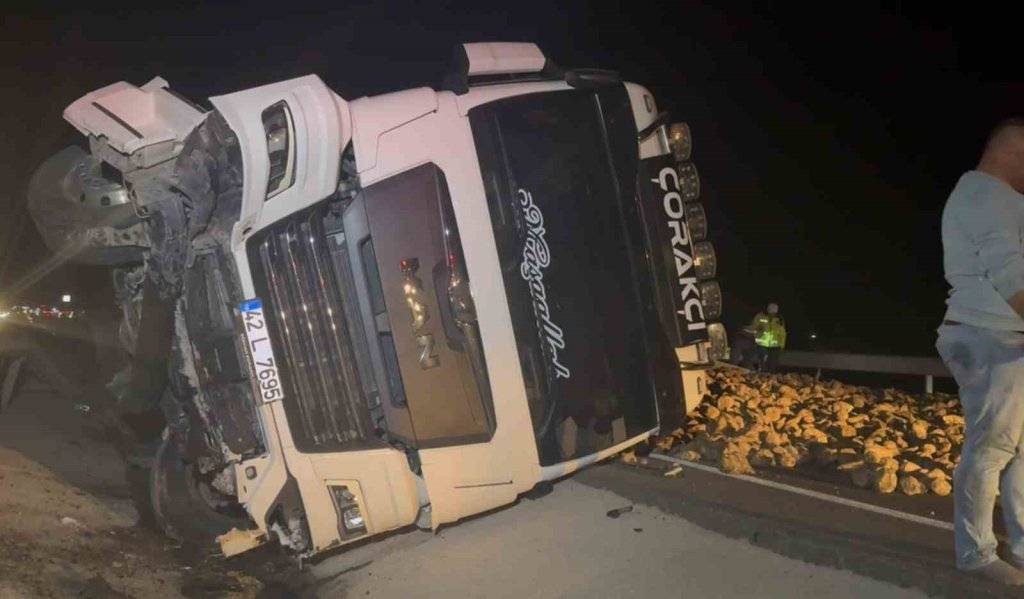 Köpeğe çarpmamak için sürücüsünün manevra yaptığı pancar yüklü tır refüje devrildi 2