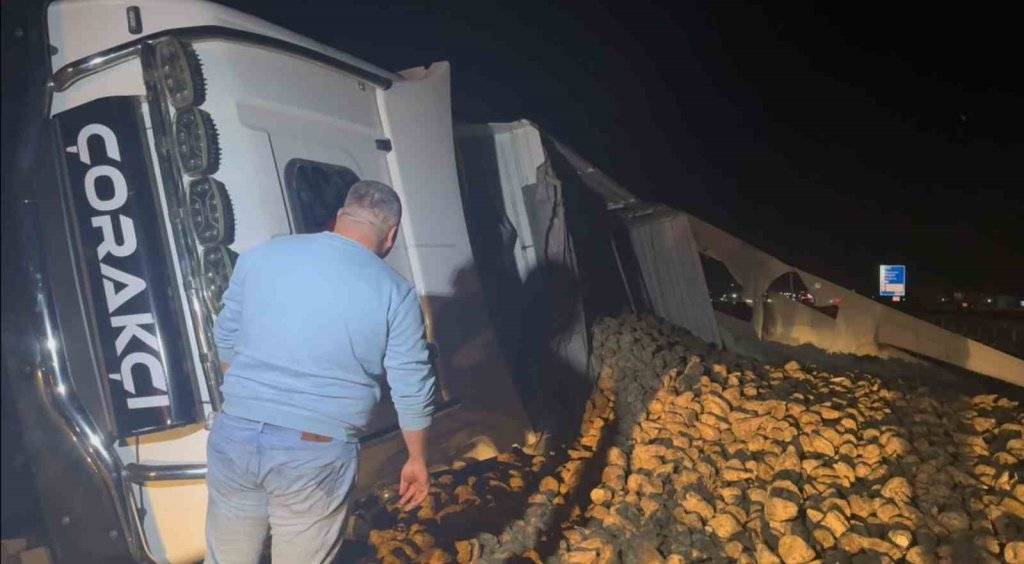 Köpeğe çarpmamak için sürücüsünün manevra yaptığı pancar yüklü tır refüje devrildi 4