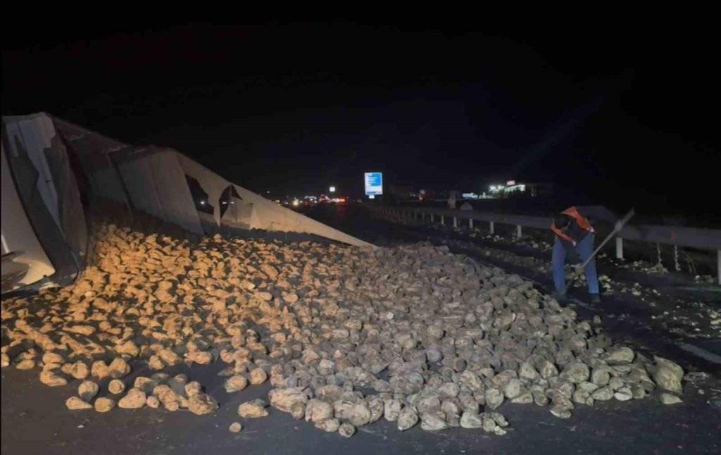 Köpeğe çarpmamak için sürücüsünün manevra yaptığı pancar yüklü tır refüje devrildi 5