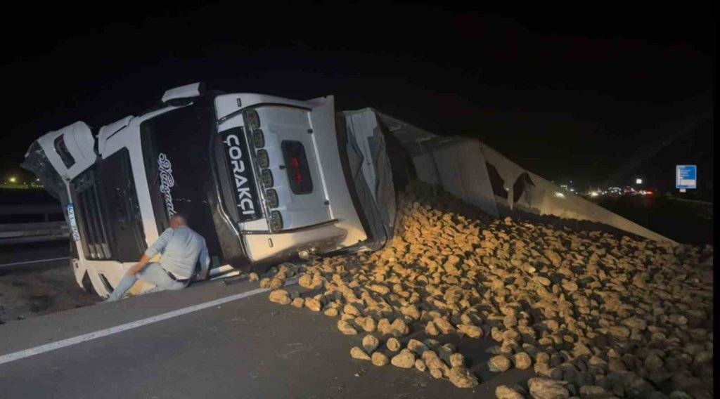 Köpeğe çarpmamak için sürücüsünün manevra yaptığı pancar yüklü tır refüje devrildi 6