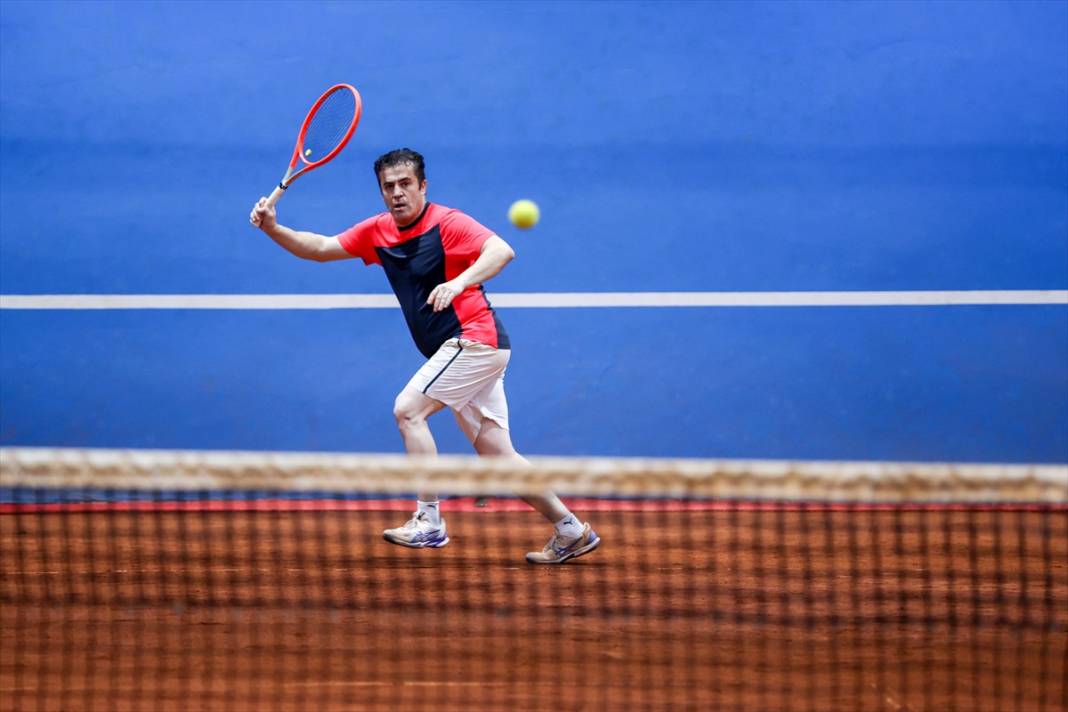 Konyalı sanayiciler fabrikada açılan toprak tenis kortta ter döküyor 1