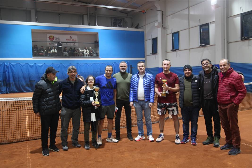 Konyalı sanayiciler fabrikada açılan toprak tenis kortta ter döküyor 11