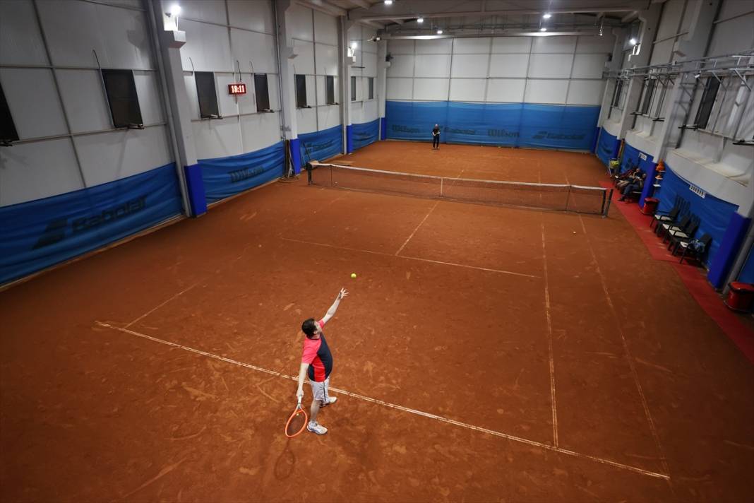Konyalı sanayiciler fabrikada açılan toprak tenis kortta ter döküyor 3