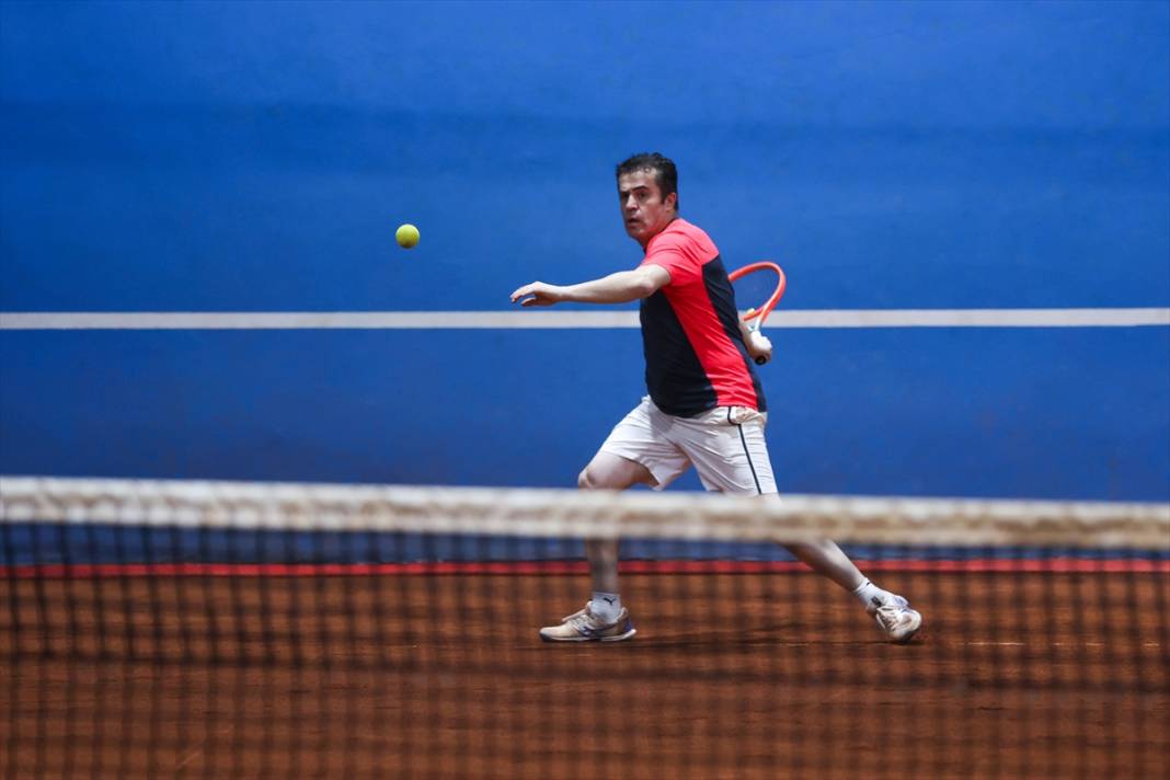 Konyalı sanayiciler fabrikada açılan toprak tenis kortta ter döküyor 5