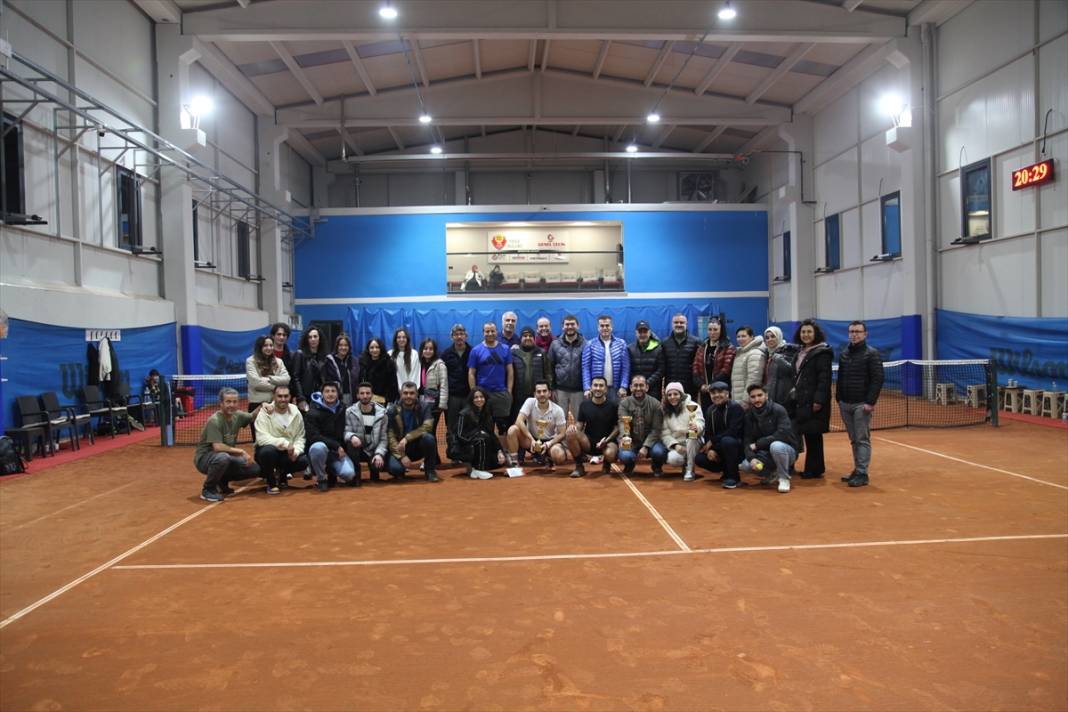 Konyalı sanayiciler fabrikada açılan toprak tenis kortta ter döküyor 7