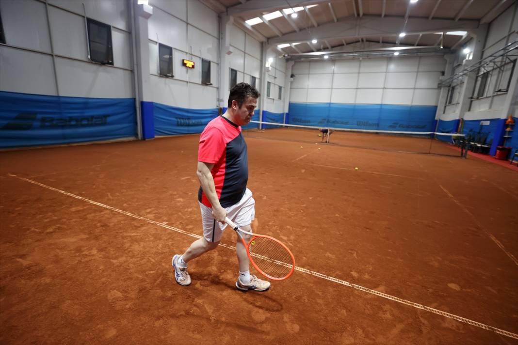 Konyalı sanayiciler fabrikada açılan toprak tenis kortta ter döküyor 8
