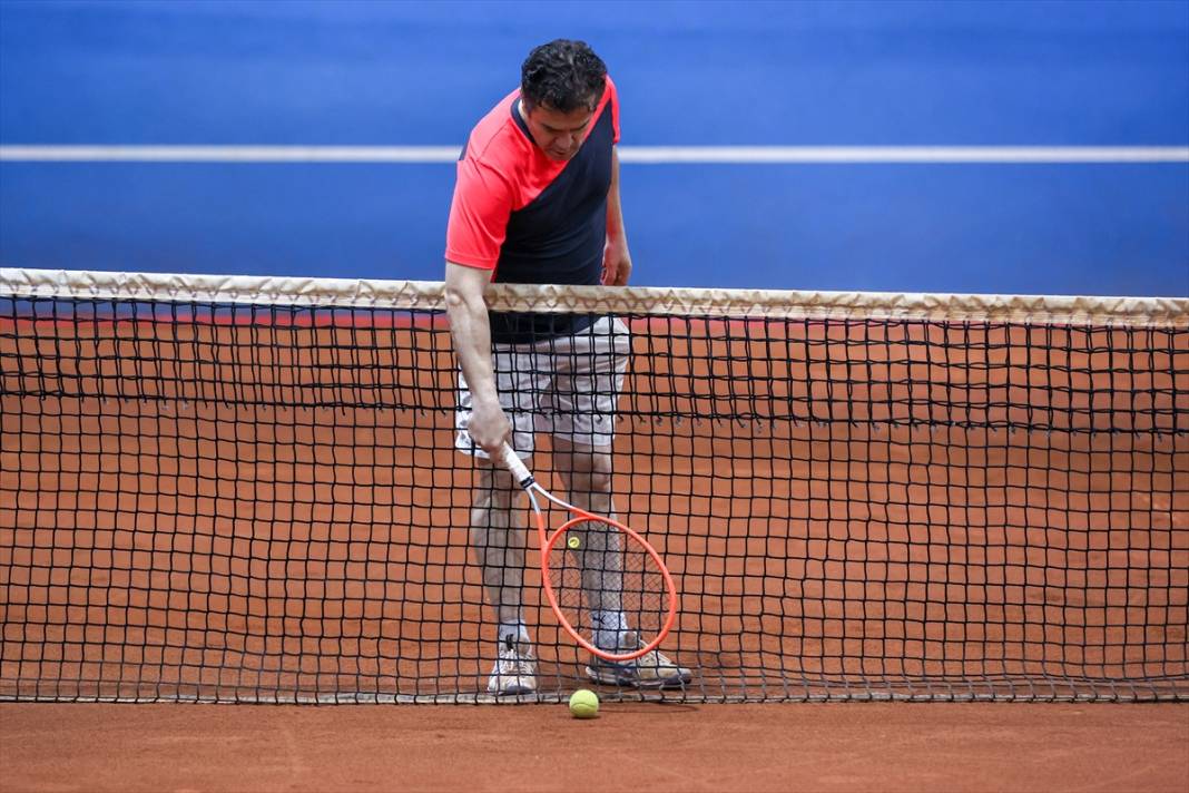 Konyalı sanayiciler fabrikada açılan toprak tenis kortta ter döküyor 9