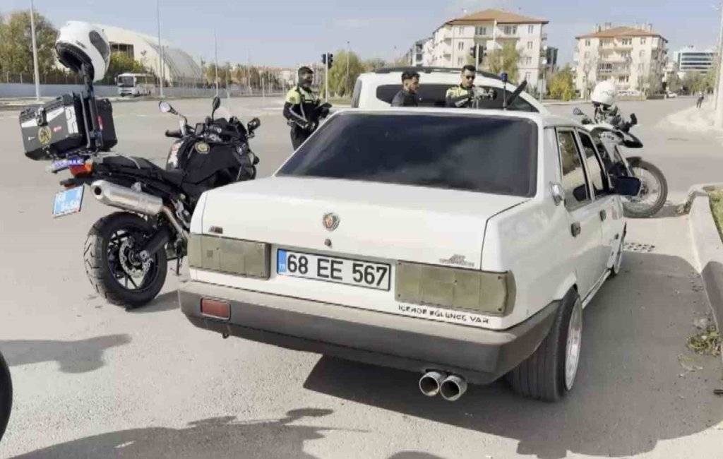 Arabasıyla herkesi şaşırtan o sürücüyü, polis de cezasıyla şaşırttı: 19 bin lira ceza kesildi 1