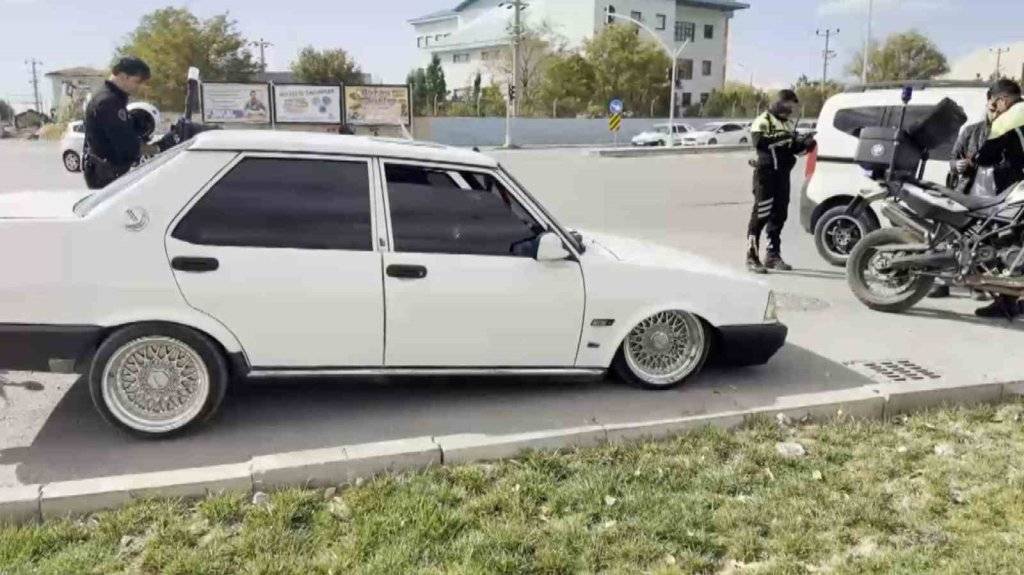 Arabasıyla herkesi şaşırtan o sürücüyü, polis de cezasıyla şaşırttı: 19 bin lira ceza kesildi 3