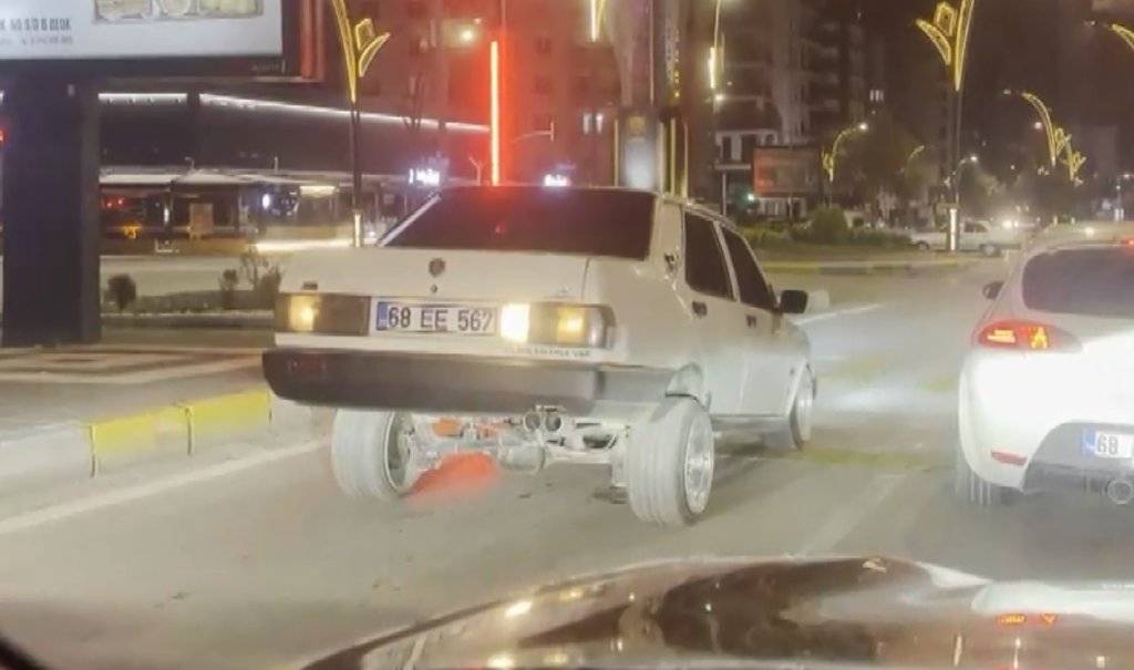 Arabasıyla herkesi şaşırtan o sürücüyü, polis de cezasıyla şaşırttı: 19 bin lira ceza kesildi 4