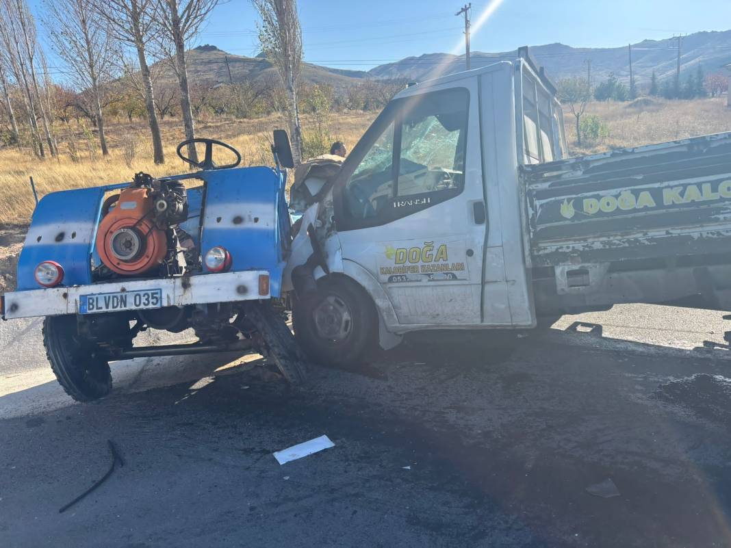 Kamyonetle çarpışan patpatın sürücüsü yaşamını yitirdi 2