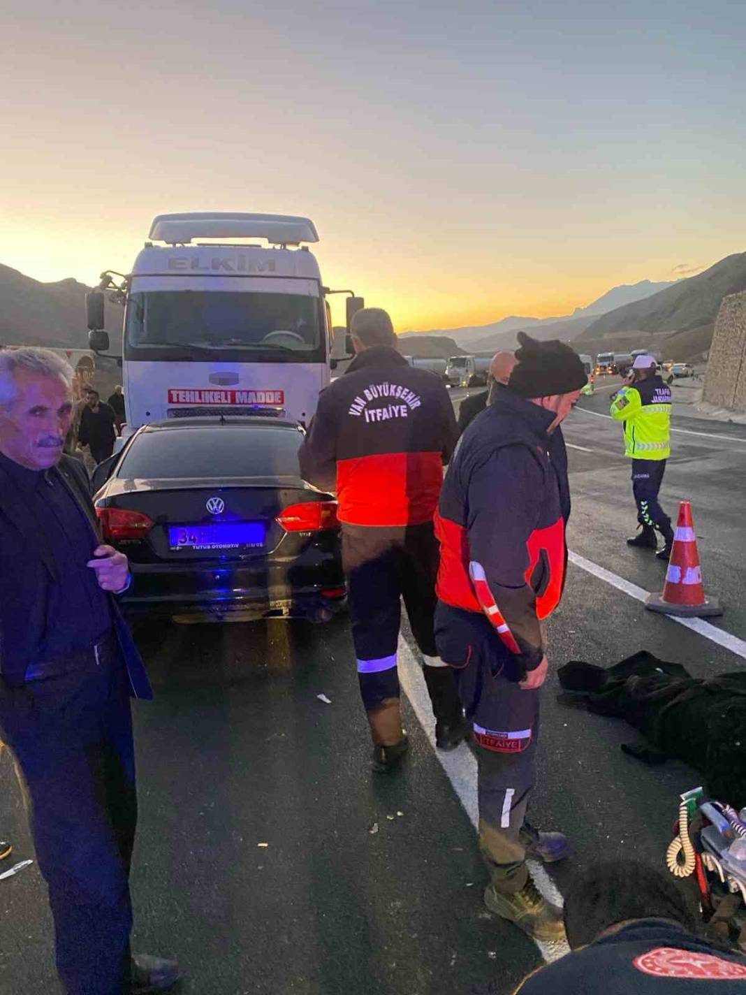 Otomobil tankerle çarpıştı: 3 ölü, 4 yaralı 1