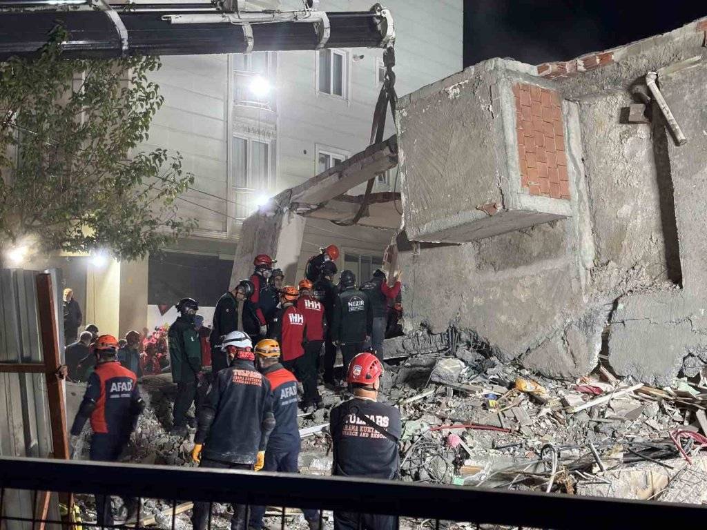 Enkaz başında 12. saat: Anne ve baba aranıyor 2