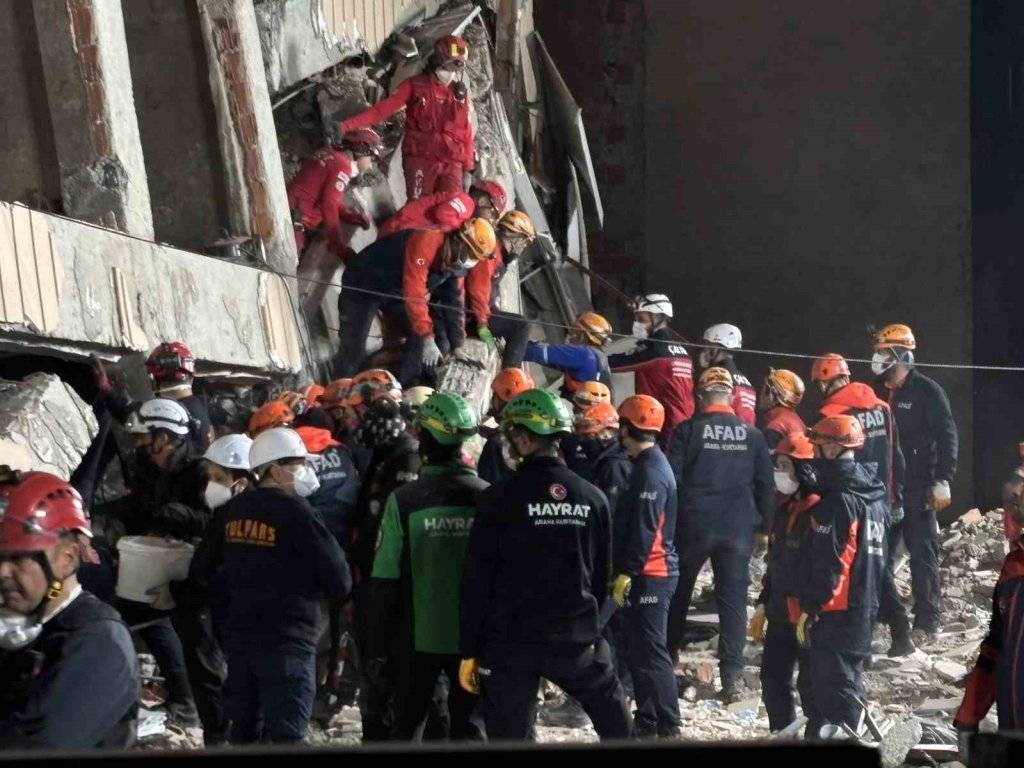 Enkaz başında 12. saat: Anne ve baba aranıyor 3