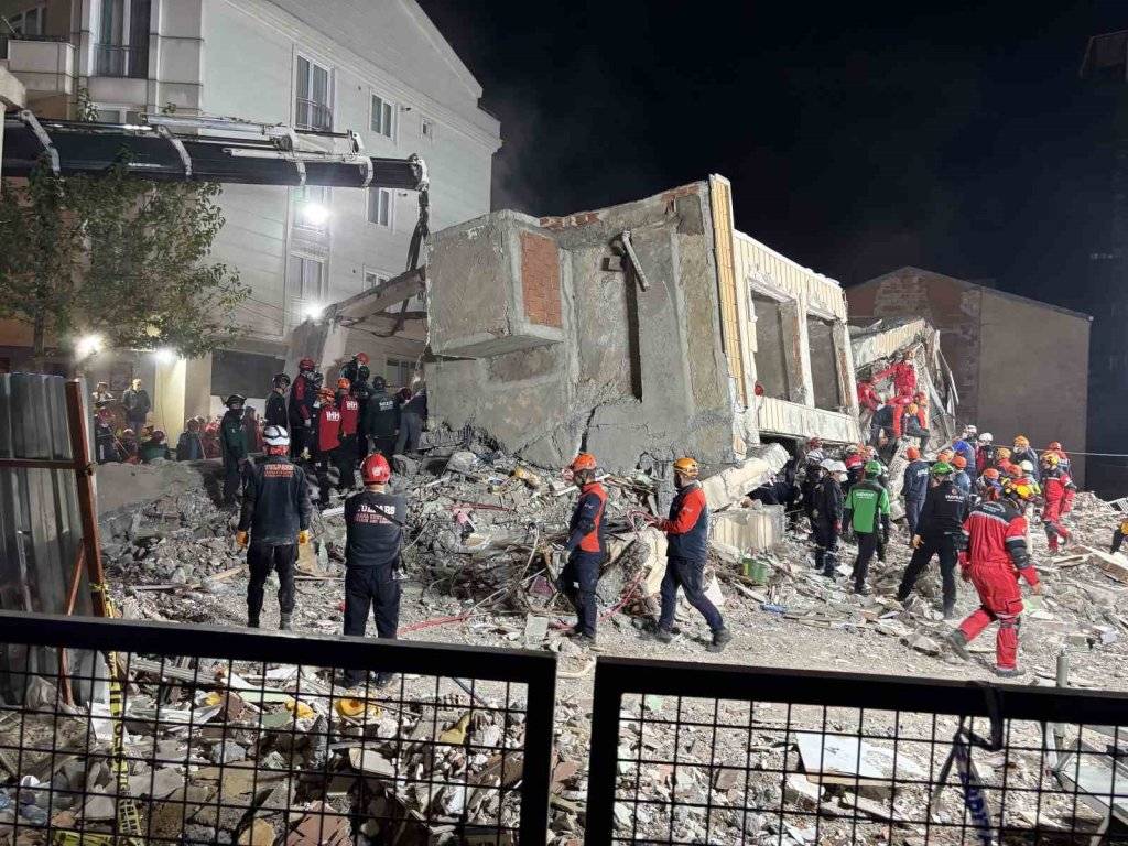 Enkaz başında 12. saat: Anne ve baba aranıyor 4