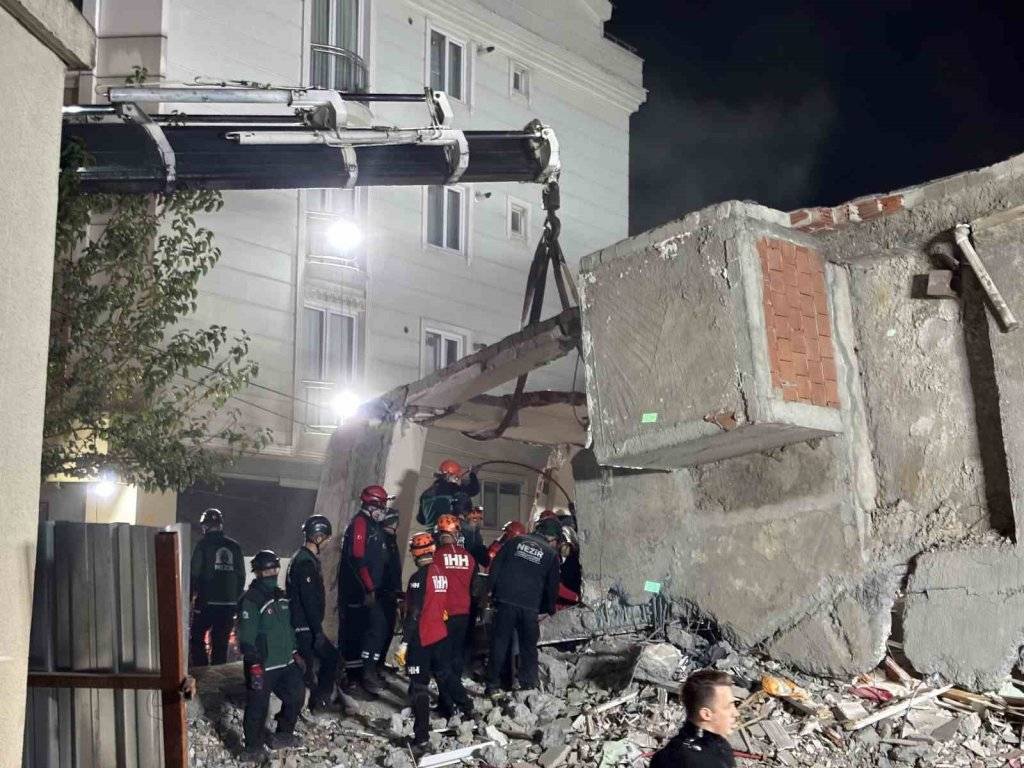 Enkaz başında 12. saat: Anne ve baba aranıyor 5