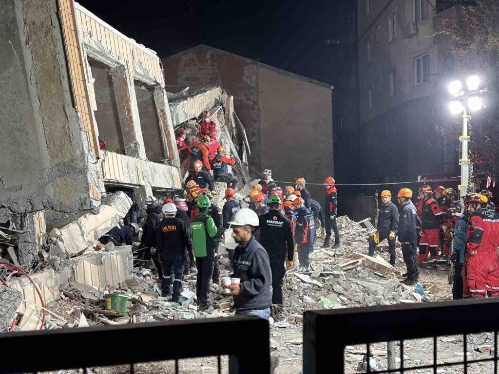 Enkaz başında 12. saat: Anne ve baba aranıyor 6