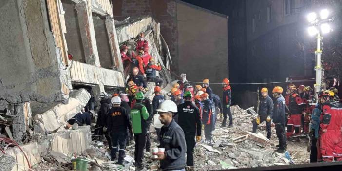 Enkaz başında 12. saat: Anne ve baba aranıyor