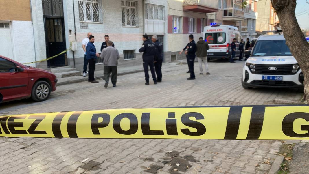 Boğazında bıçak yarası olan bir kadın evinde ölü bulundu 2