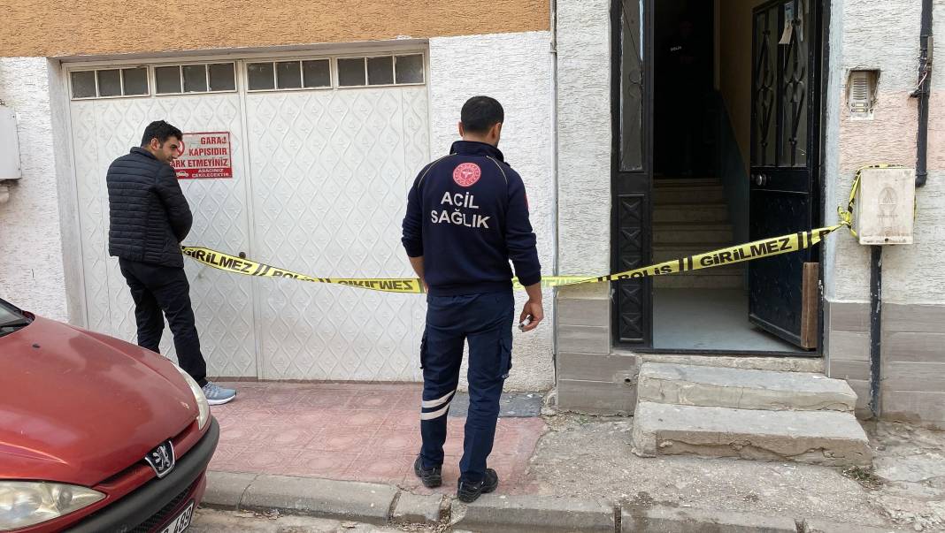 Boğazında bıçak yarası olan bir kadın evinde ölü bulundu 3