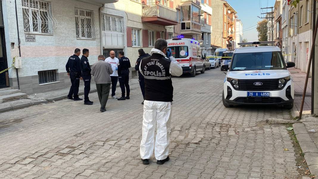Boğazında bıçak yarası olan bir kadın evinde ölü bulundu 4