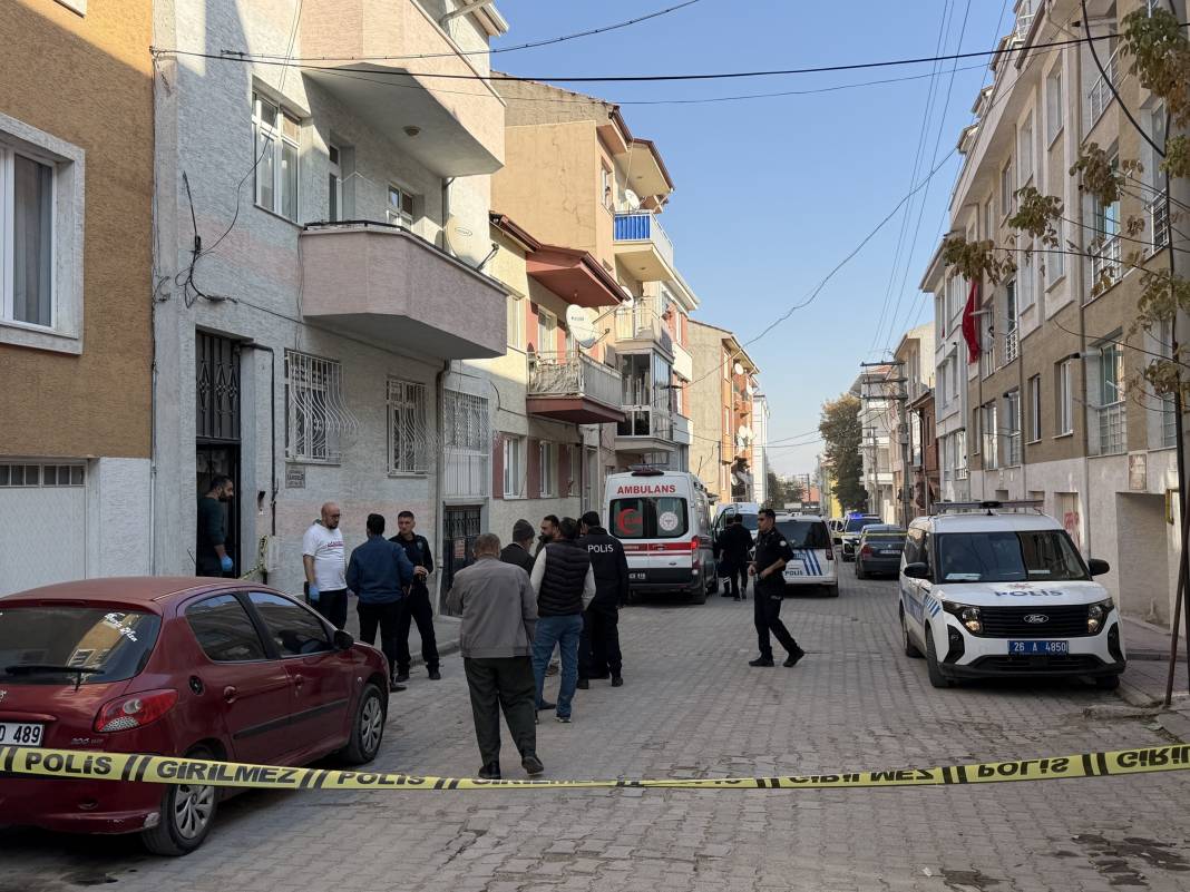 Evde boğazı kesilmiş halde bulunan anne, toprağa verildi 1