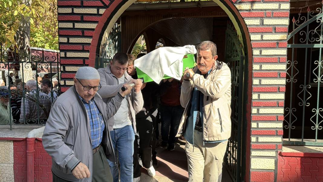 Evde boğazı kesilmiş halde bulunan anne, toprağa verildi 10