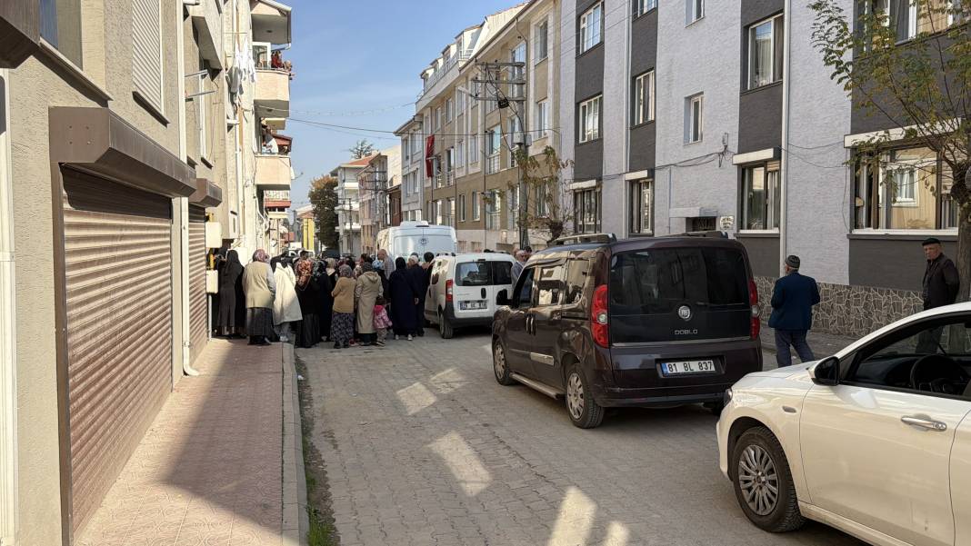 Evde boğazı kesilmiş halde bulunan anne, toprağa verildi 11