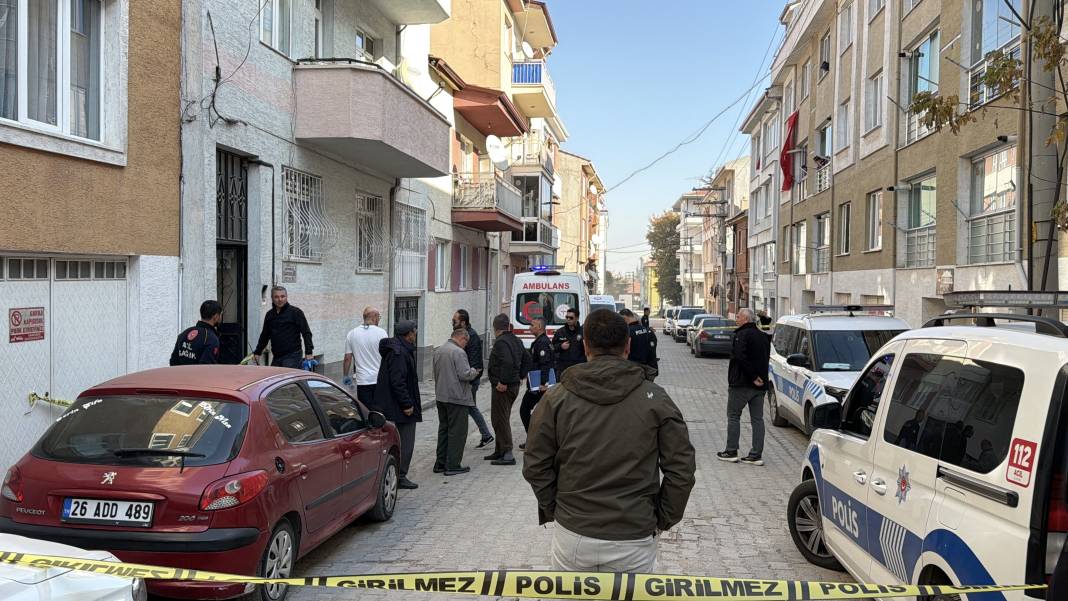 Evde boğazı kesilmiş halde bulunan anne, toprağa verildi 3