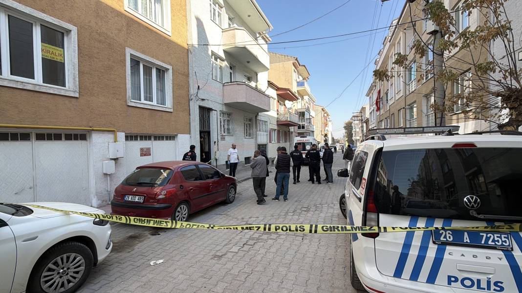 Evde boğazı kesilmiş halde bulunan anne, toprağa verildi 4