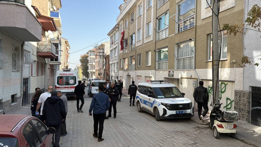 Evde boğazı kesilmiş halde bulunan anne, toprağa verildi 5