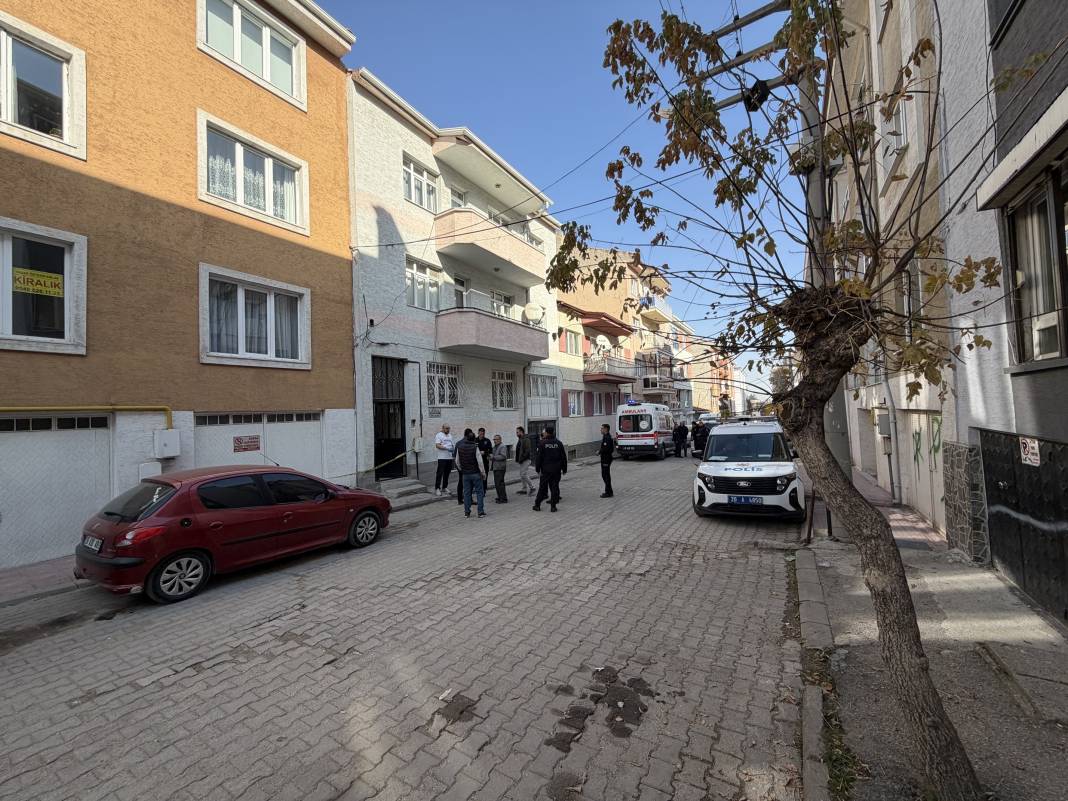 Evde boğazı kesilmiş halde bulunan anne, toprağa verildi 6