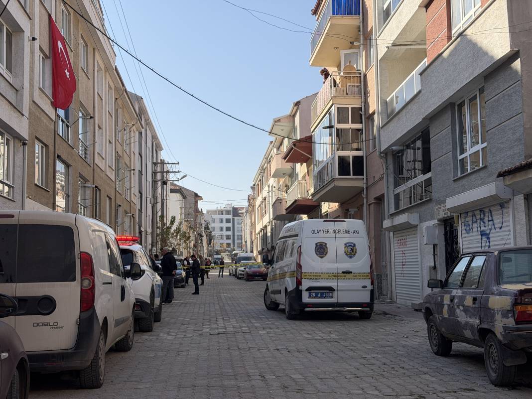 Evde boğazı kesilmiş halde bulunan anne, toprağa verildi 7