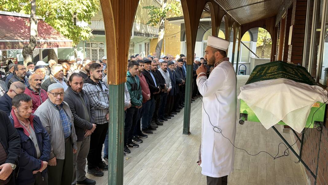 Evde boğazı kesilmiş halde bulunan anne, toprağa verildi 8